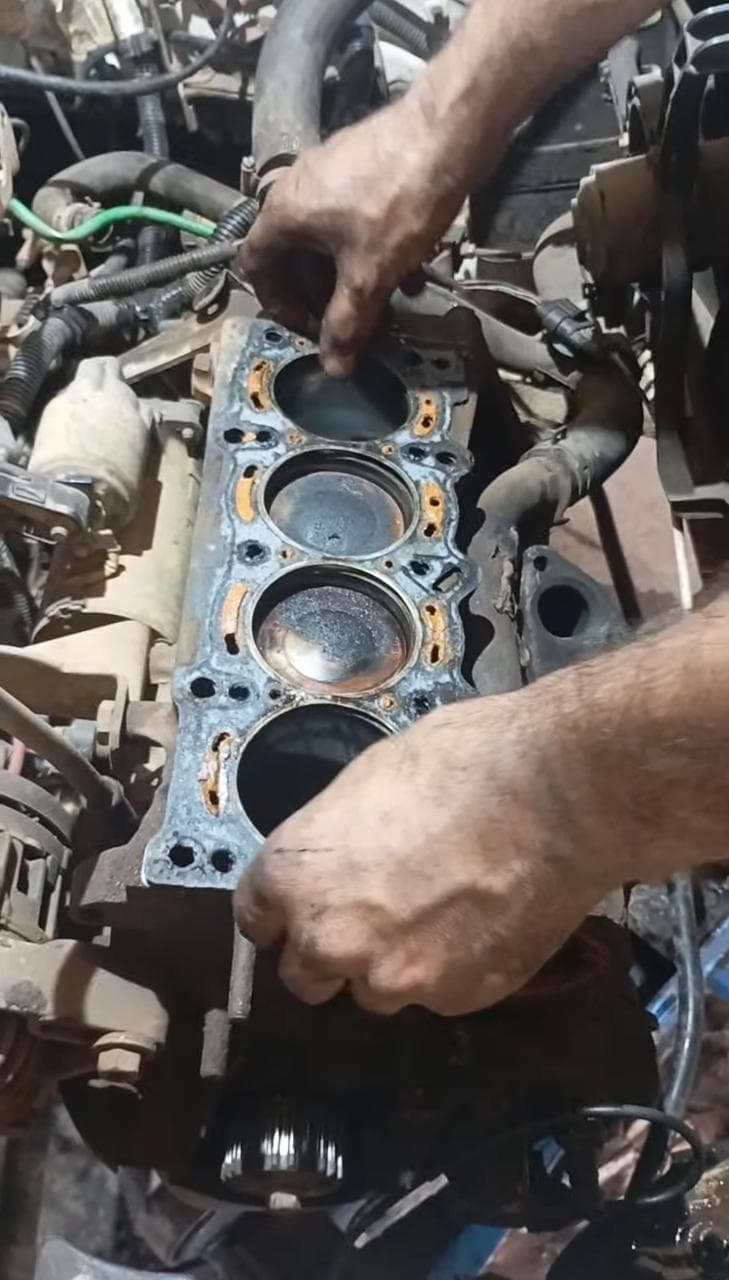 Painel de instrumentos em reparo na Auto Elétrica Freitas